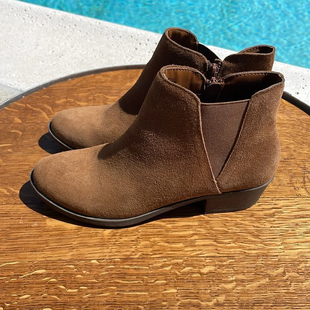 Kenzie tan ankle zip up boots | Size 9